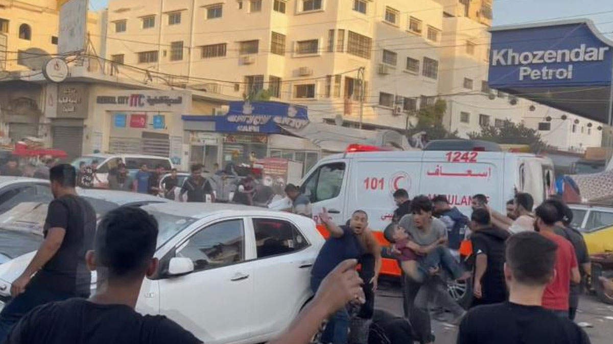 İsrail hedef gözetmeden saldırıyor: Gazze'de iki ambulans vuruldu