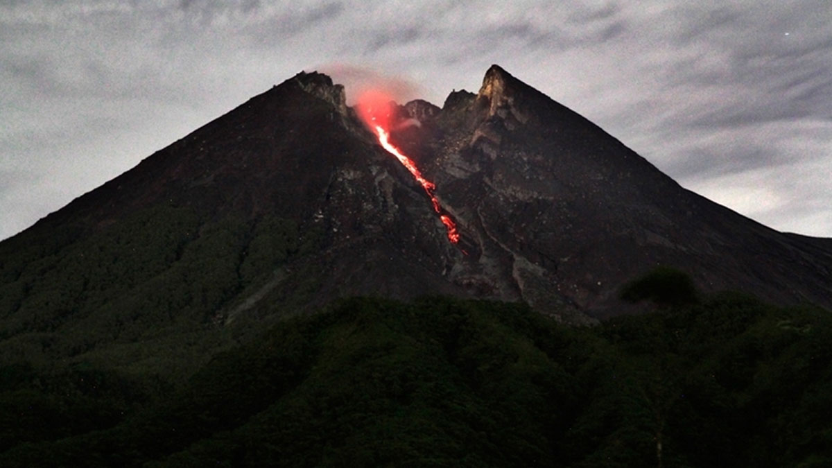 Endonezya'da Merapi Yanardağı'nda patlama: 11 dağcı hayatını kaybetti