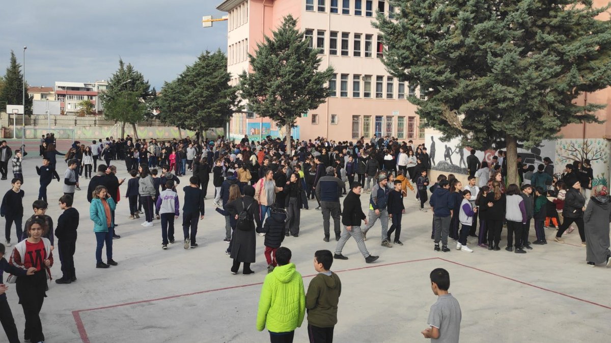 Marmara üç dakika arayla iki kez sallandı | Son depremler