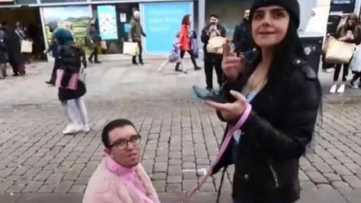 Kocasına tasma takıp sokak sokak gezdirdi! Görenler hayrete düştü: Resmen başımıza taş yağacak