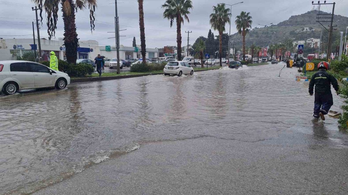 Şiddetli yağış yolları göle çevirdi
