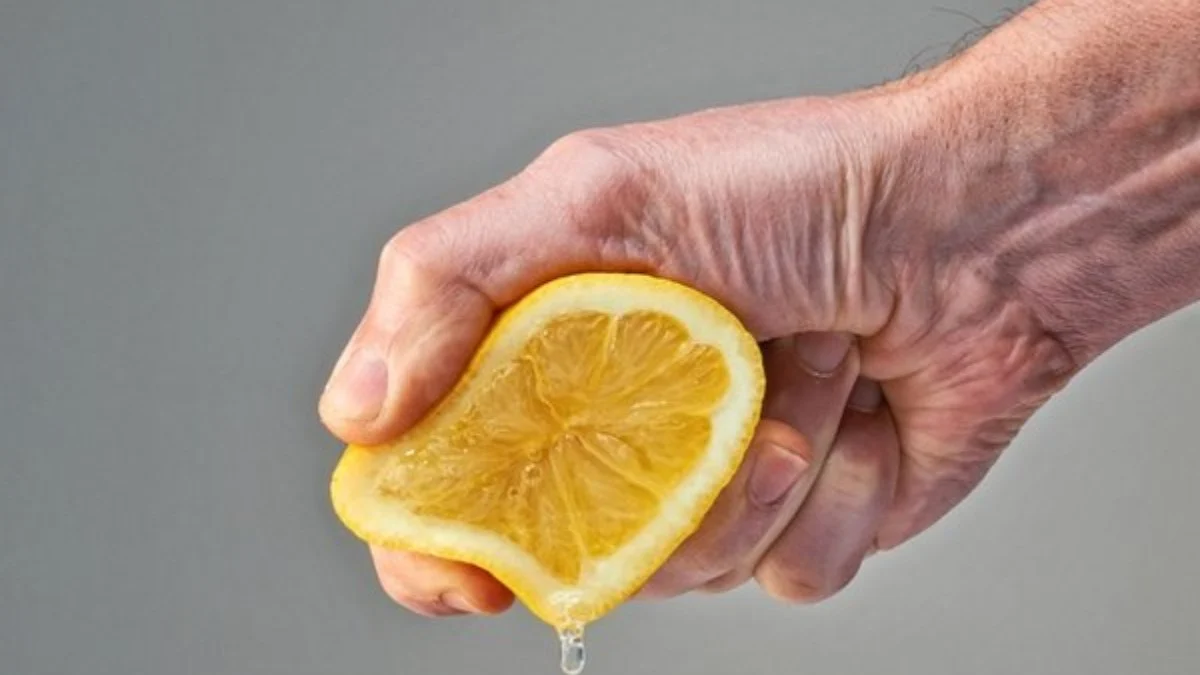 Limonu sakın bu şekilde tüketmeyin! Şifadan çok zarar veriyor: Mideye zararı büyük