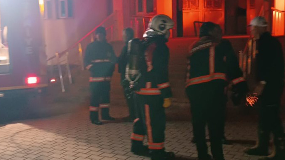 Öğrenci yurdunda yangın! Öğretmen ve öğrenciler dumandan etkilendi