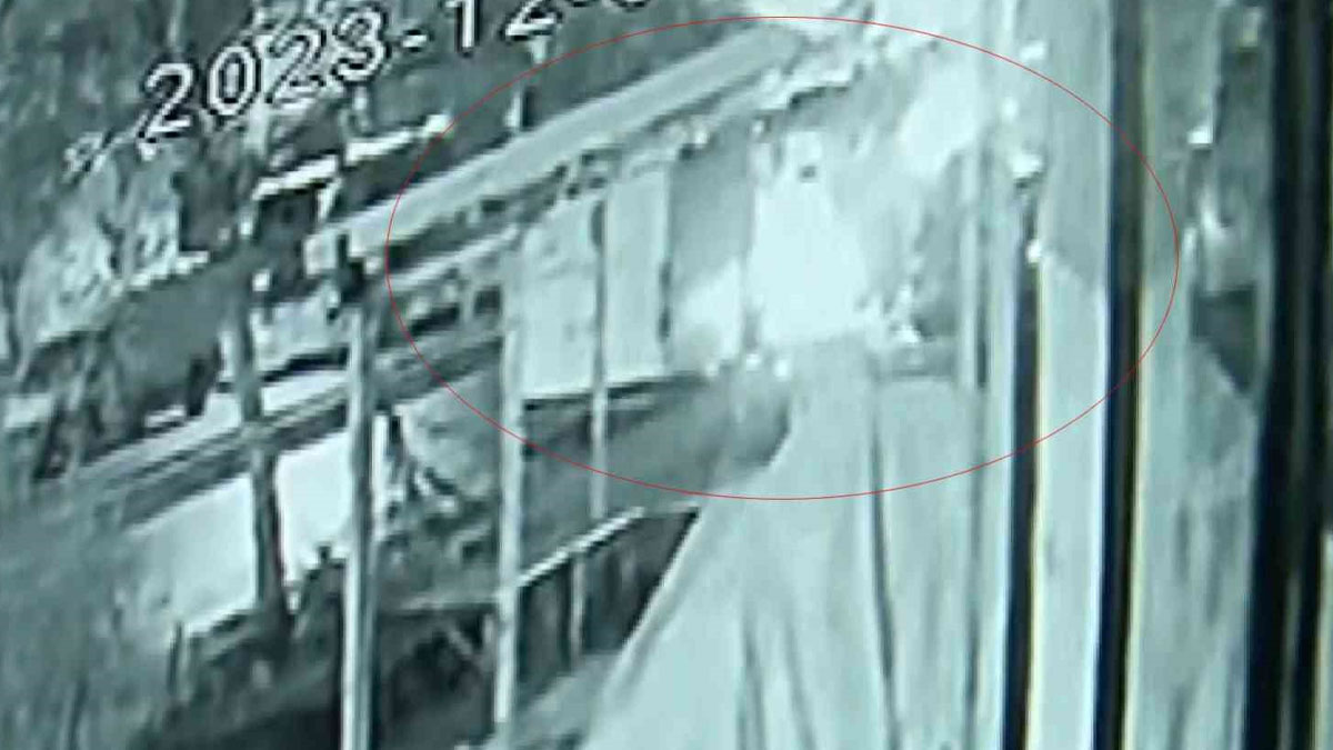 Beylikdüzü'nde 2 kişi otobüsü kundaklamaya çalıştı: Alevleri vatandaşlar söndürdü