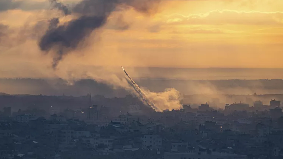 Hamas, İsrail'in nükleer füze üssünü vurdu: Yangın çıktı