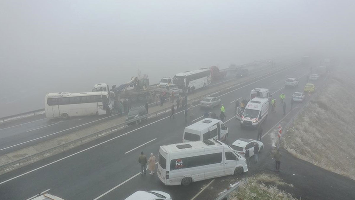 Ağrı'da zincirleme trafik kazası: 19 kişi yaralandı