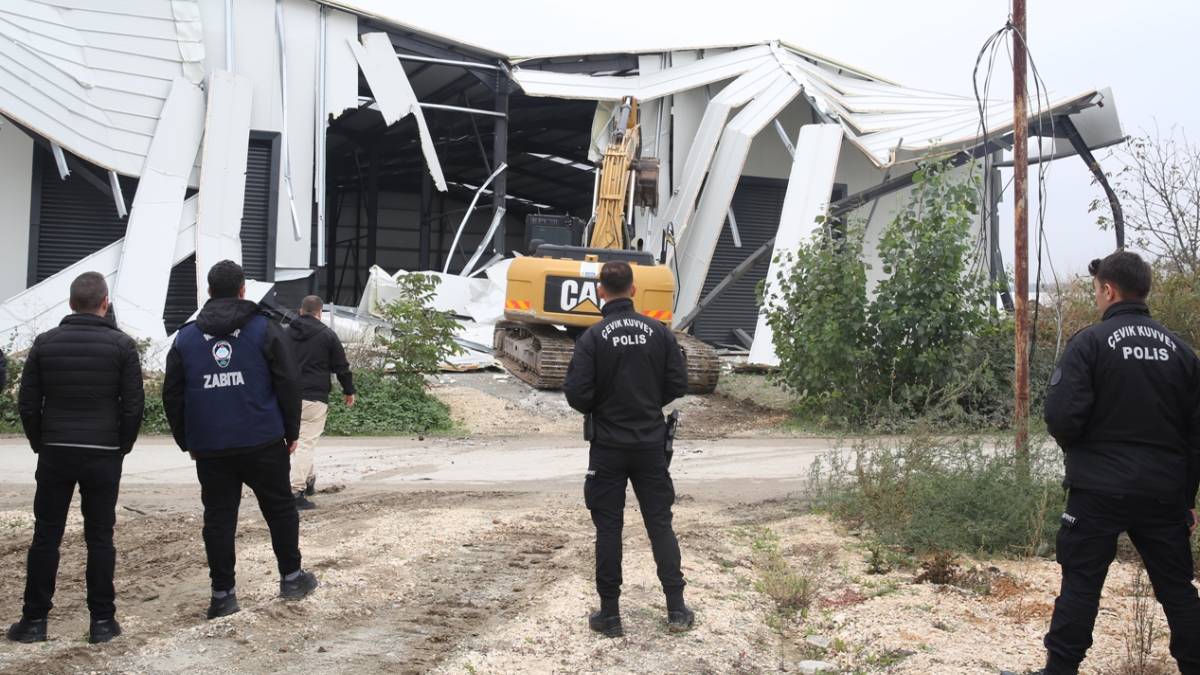 Çalı ve Tahtalı’da kaçak işyerleri yıkıldı