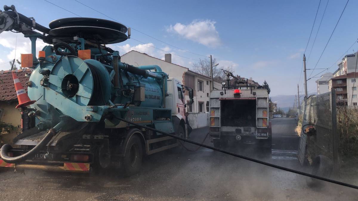 Bozüyük’te yağmur suyu hatlarında temizlik