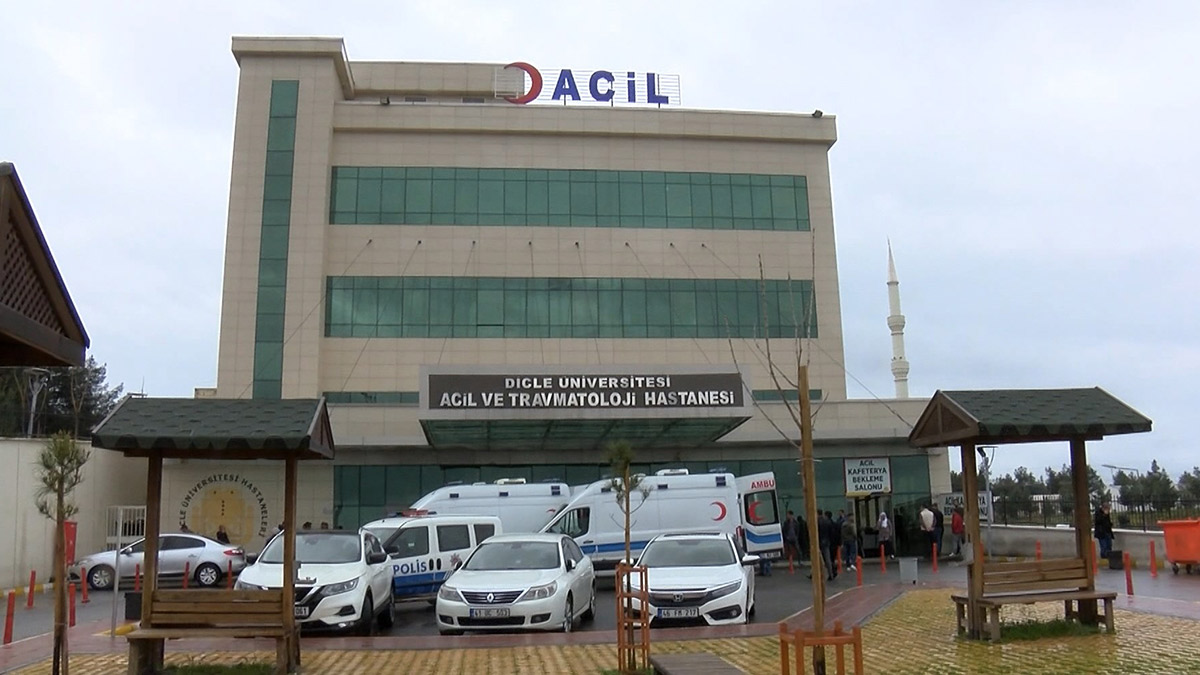 Evde mangal yaparken dumandan zehirlendiler: 1 ölü, 3 kişi hastaneye kaldırıldı