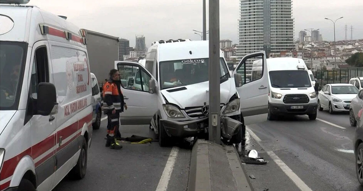 O anlar kameralara yansıdı! Sürücü seyir halindeyken felç geçirip kaza yaptı