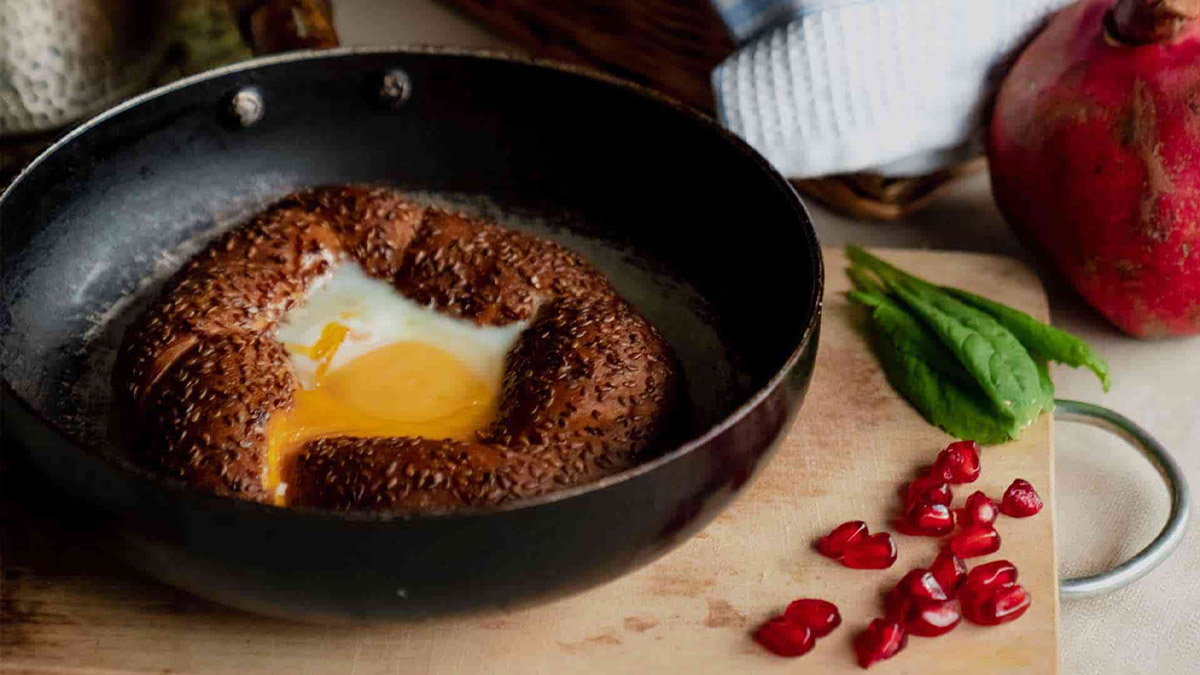 Eşine sürpriz yapmak isteyenlerin favorisi! Yumurtalı simit tarifiyle güne güzel başlayacaksınız