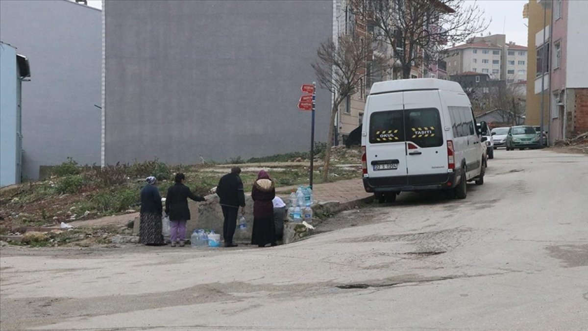 O ilde alarm verildi! Sular çamurlu akıyor: Su kesintileri başladı! Vatandaşlar suyu mahalle çeşmelerinden dolduruyor