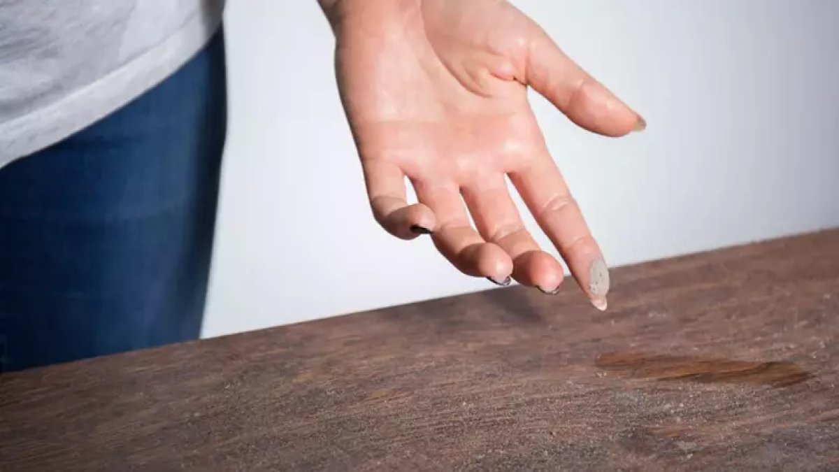 Bu karışımla toz alanlar bir daha aylar sonra siliyor! Mobilyalar gram toz tutmuyor: Deneyen dua edecek