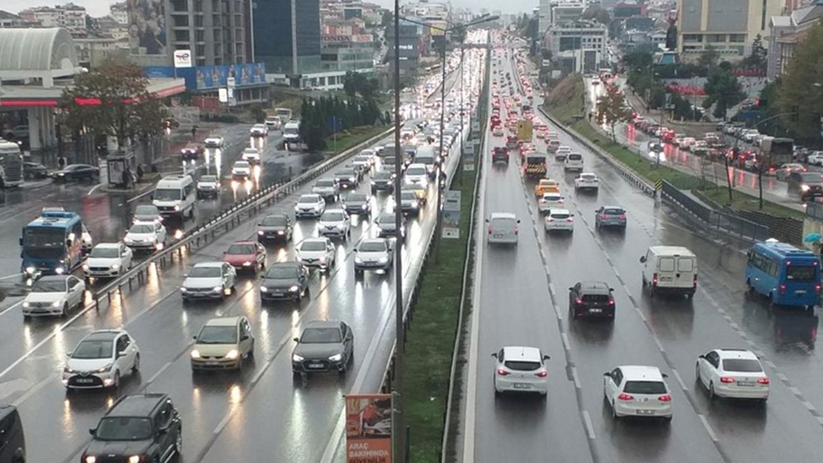 İstanbul'da yağış nedeniyle yoğun trafik oluştu