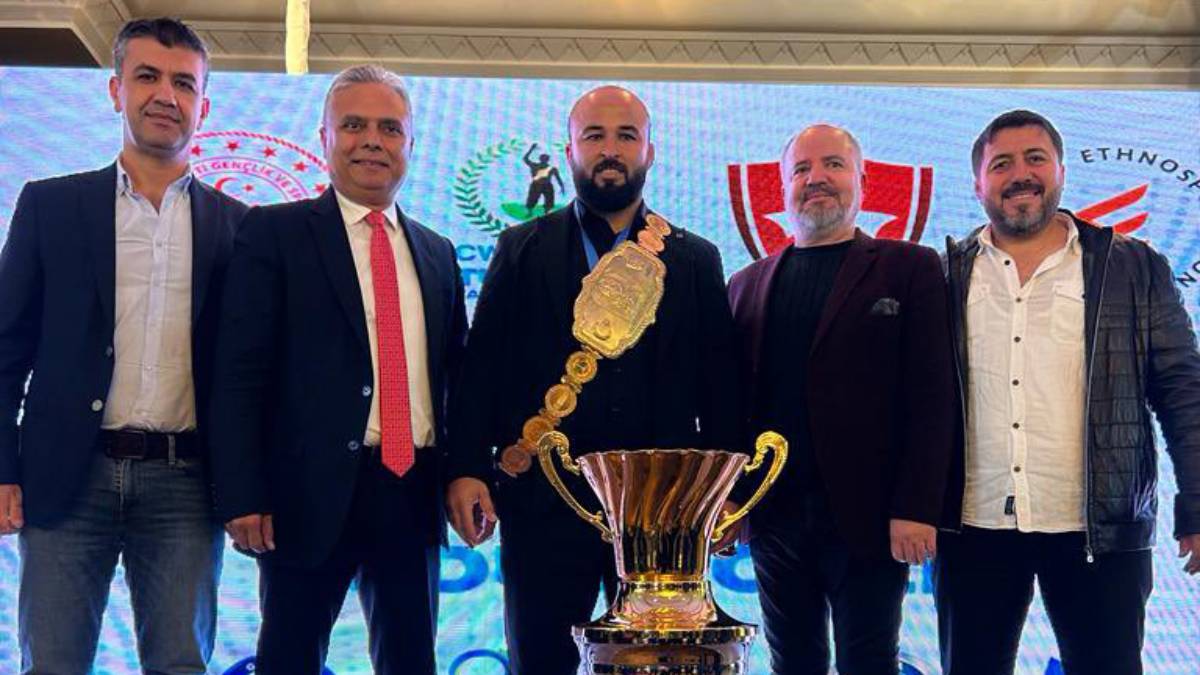 Başkan Uysal, kupa töreninde