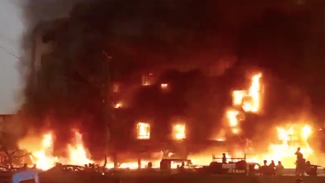 Pakistan'da mobilya çarşısında yangın: 5 ölü