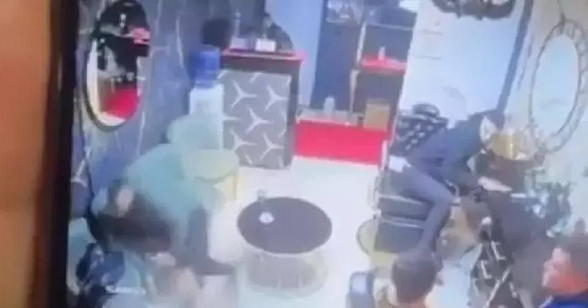 O anlar saniye saniye kaydedildi! Berber sırasında tabancayla vuruldu