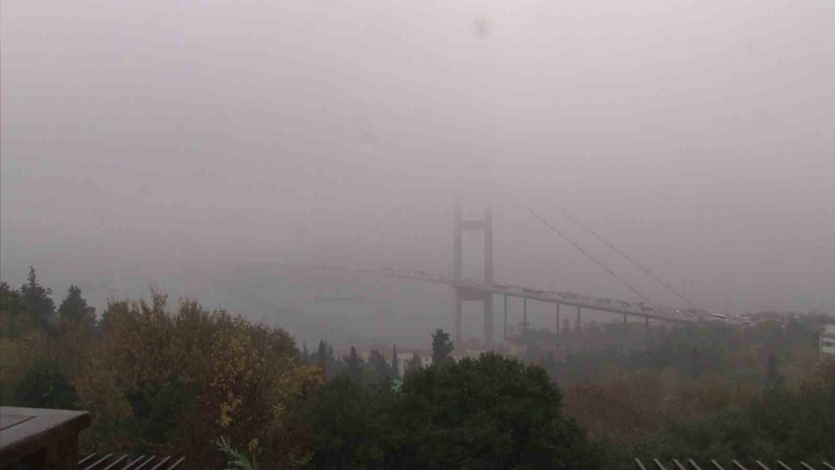 İstanbul'a sis çöktü: 15 Temmuz Şehitler Köprüsü gözden kayboldu