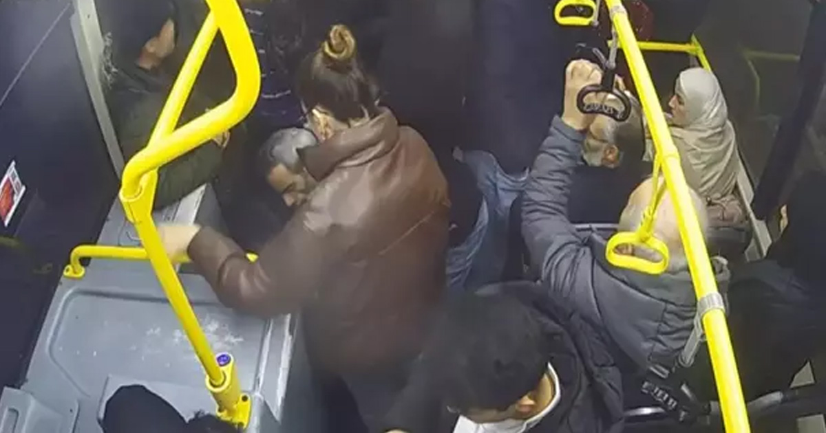 Kameralara saniye saniye yansıdı! Dalgın aile çocuklarını İETT otobüsünde unuttu