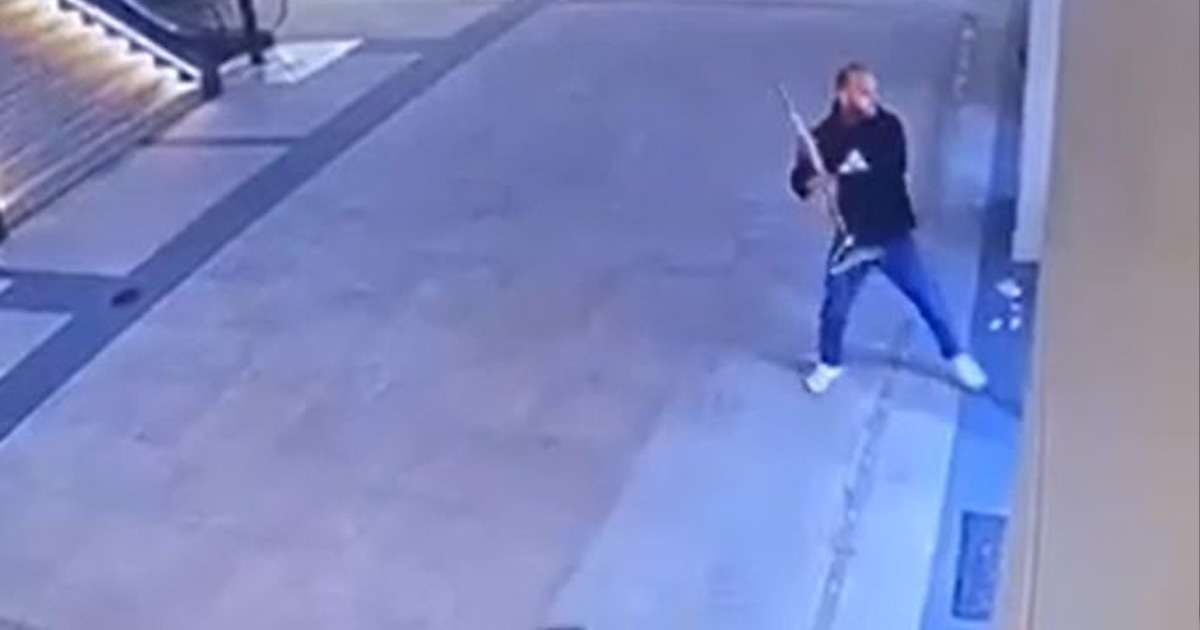 Darp anları kameraya yansıdı! Güzellik merkezine saldıran maganda meydan dayağı yedi