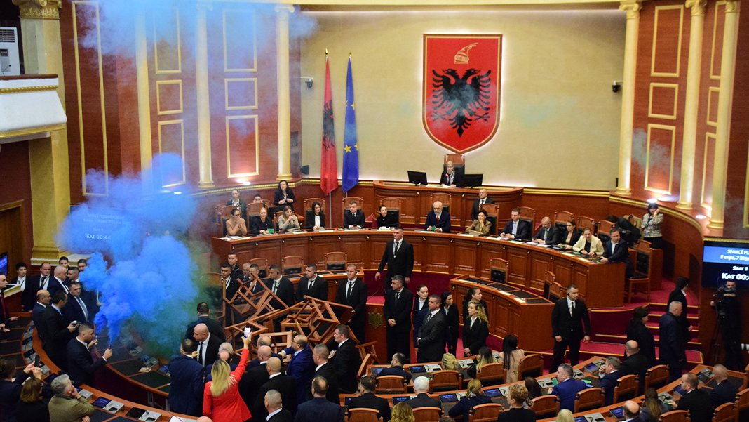 Arnavutluk Meclisi'nde bütçe görüşmeleri yine engellendi: Milletvekilleri sis bombası attı