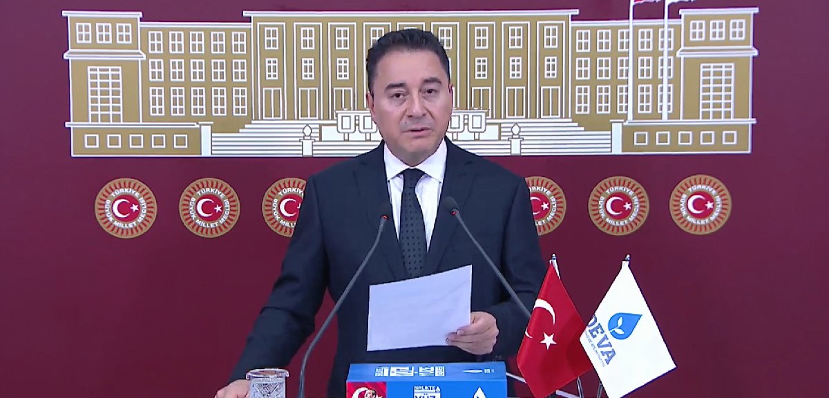 Gazze'deki soykırımda katledilen sivillerin listesini gösterdi: Babacan gözyaşlarına hakim olamadı