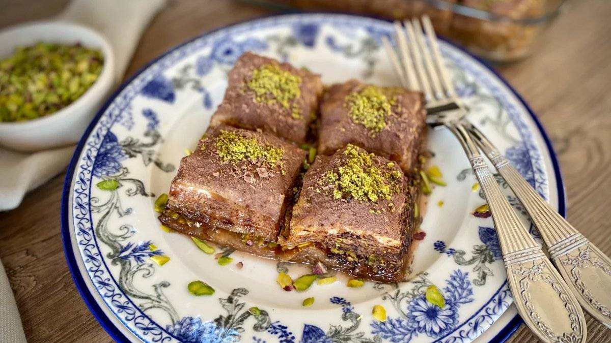Bunu yapan görümcesini çatır çatır çatlatıyor!  Sütlaç kadar hafif baklava kadar da tatlı! İşte size çifte lezzet soğuk baklava