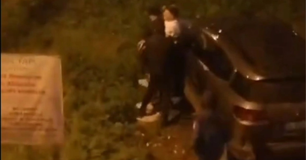 Kameralara saniye saniye kaydedildi! İstanbul'da bir genç 3 kişilik grubun saldırısına uğradı