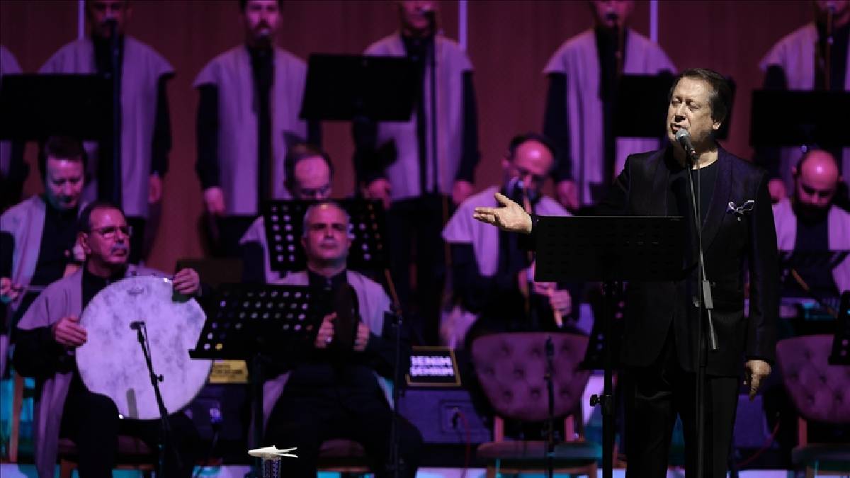 Hz Mevlana'yı anma etkinlikleri başladı! 43 yıldır tasavvuf müziğiyle mest ediyor: Ahmet Özhan Mevlana dosyalarıyla buluşacak