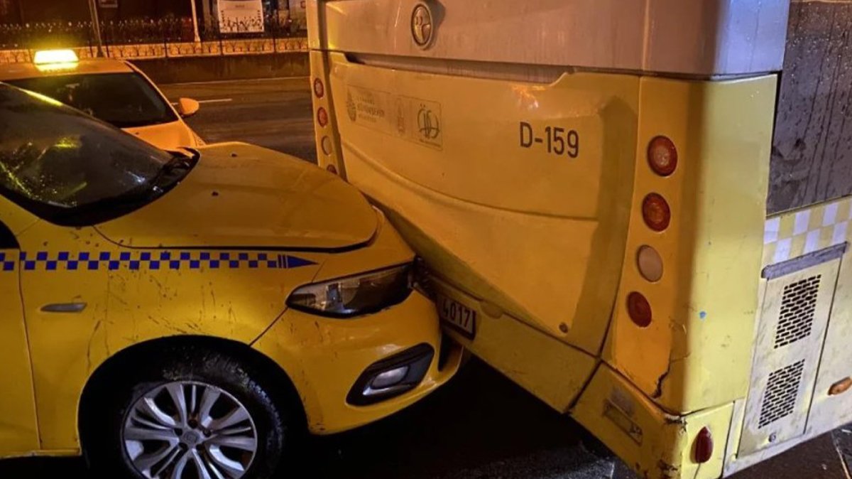 İETT otobüsünü iterek durdurmak isteyince altında kaldı!