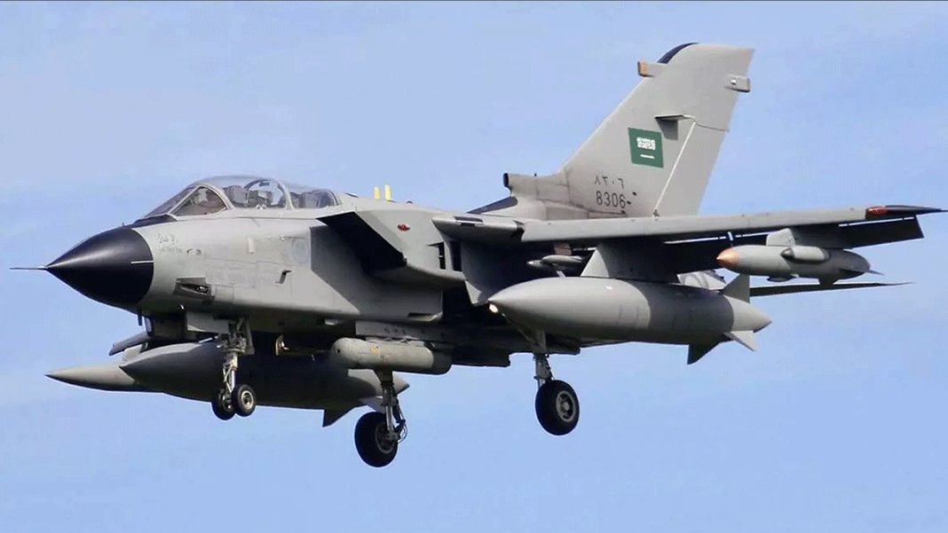 Suudi Arabistan Kraliyet Hava Kuvvetleri'ne ait savaş uçağı düştü: 2 mürettebat ölü