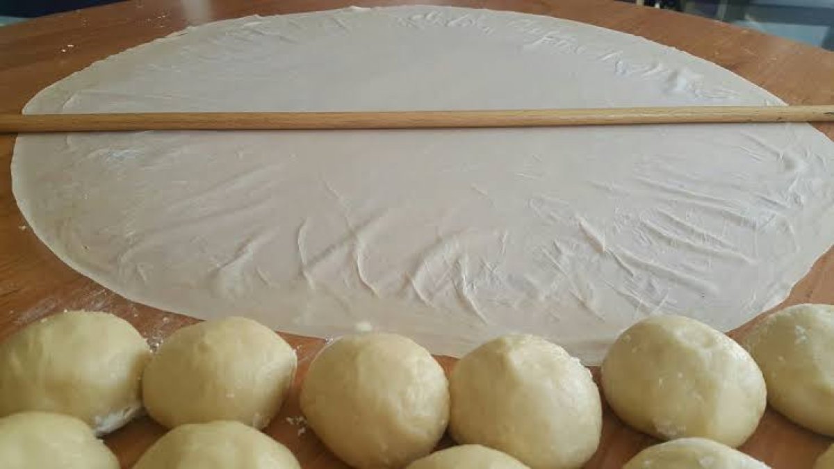 Kağıt gibi incecik yufka açmanın püf noktası! Böreklerin tadına doyum olmayacak