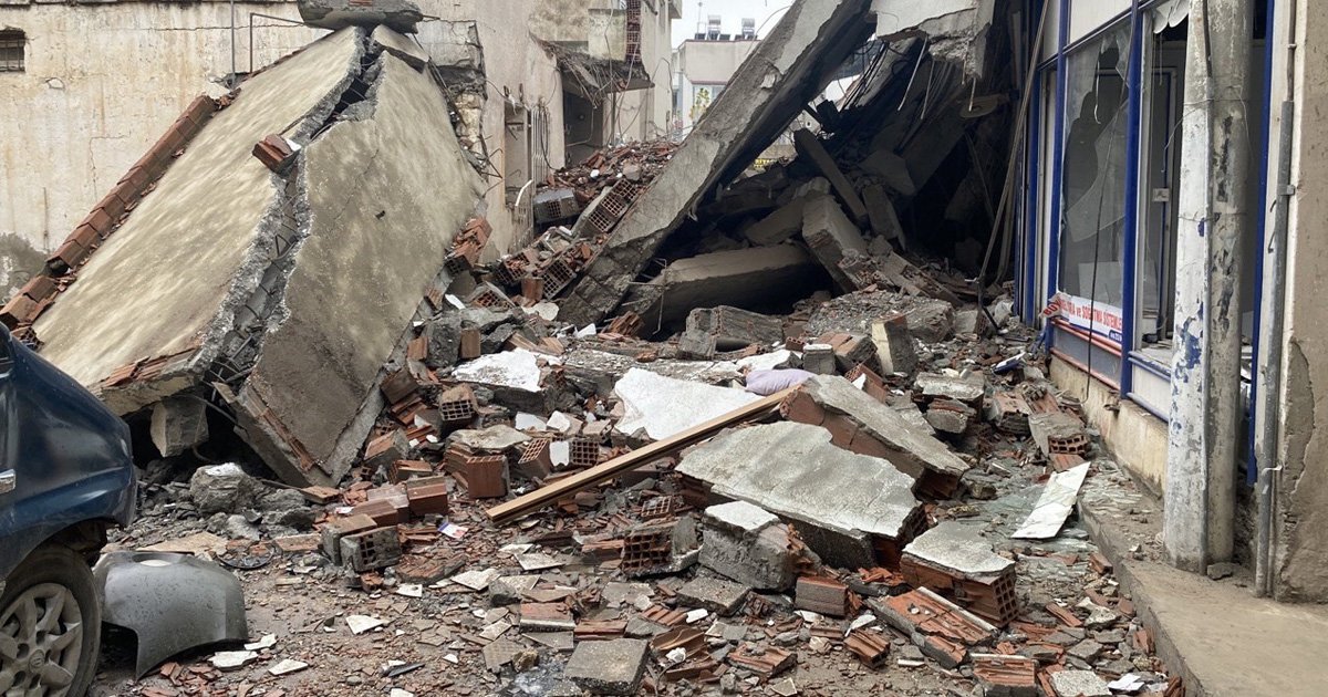 Yıkımı yapılan hasarlı bina aracın üstüne düştü