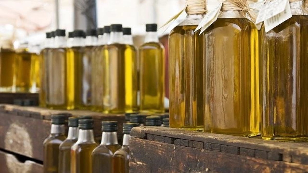 Zeytinyağı fiyatları uçuşa geçti, baba oğul sahte yağ üretirken yakalandı! Semt pazarında 5 litresini 450 TL'ye satıyorlarmış