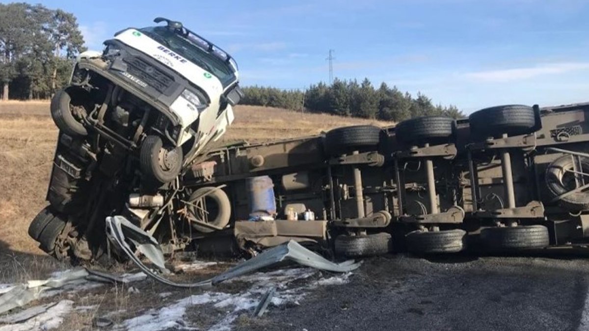 Kimyasal toz yüklü TIR devrilerek yolu kapadı