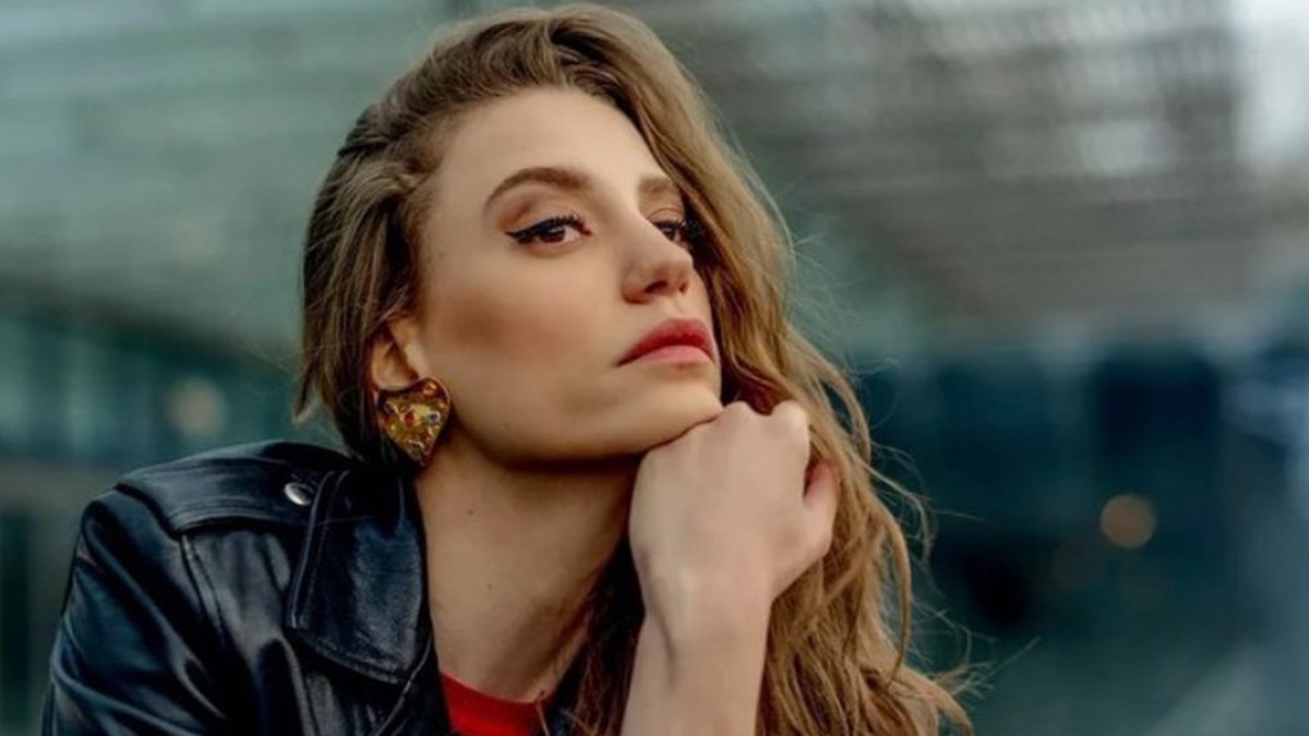 Serenay Sarıkaya'nın eteği sosyal medyada dalga konusu oldu! Bunu da giymezsin "Çocukken annemin eteklerinden yapardım"