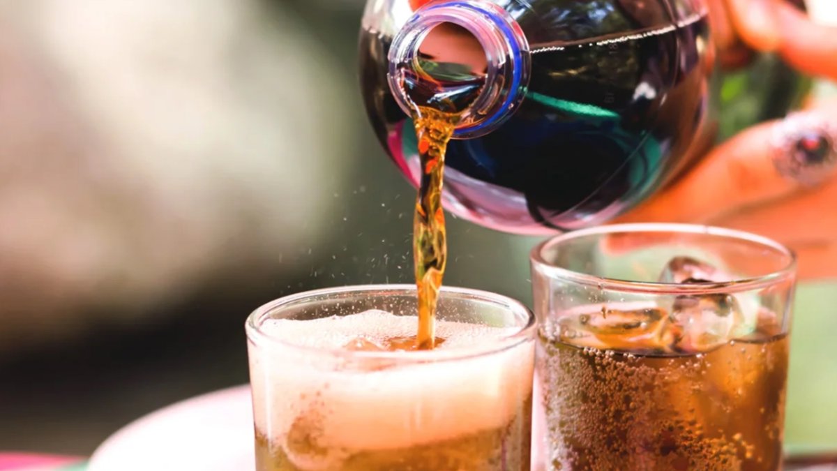 Asidi kaçan gazlı içeceğinizi sakın dökmeyin! Meğer öyle bir işe yarıyormuş ki, sirkeyle karıştırınca...