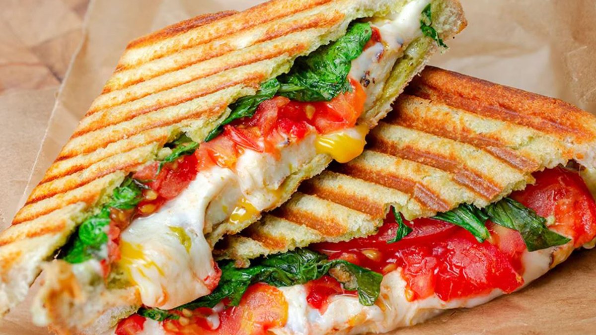 Tost yaparken kuruyan ekmeğe son! Tostçuların bu yöntemiyle lezzeti bile değiştirecek, işte tost yapmanın incelikleri