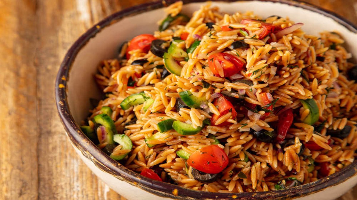 Kısırın tahtına göz diken şehriyeli salata tarifi! Yiyen kesin ikinci tabağı istiyor: Komşular tarifi almada sizi bırakmayacak