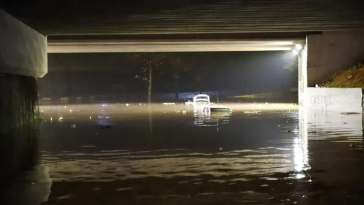 İki ilde sağanak etkili oldu: Araçlar sular altında kaldı