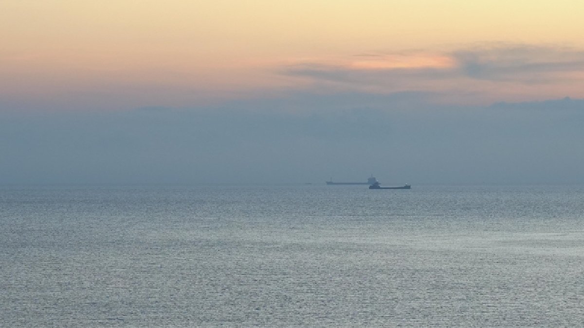 Çin, tartışmalı sularda Filipinler gemisine müdahale etti