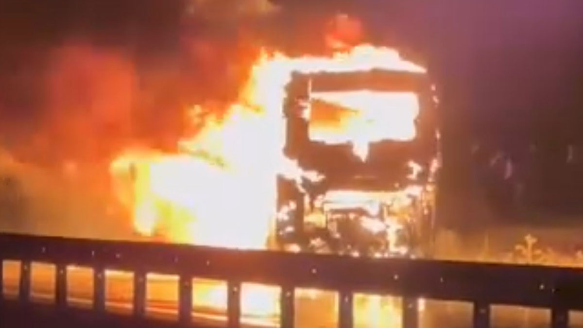 Çanakkale'de korkutan yangın: İçinde yolcu bulunan otobüs alev alev yandı