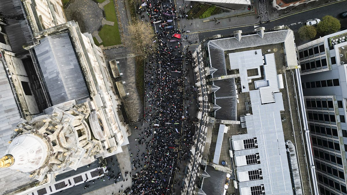 İngiltere'de on binlerce kişi Filistin için 9'uncu kez sokaklarda