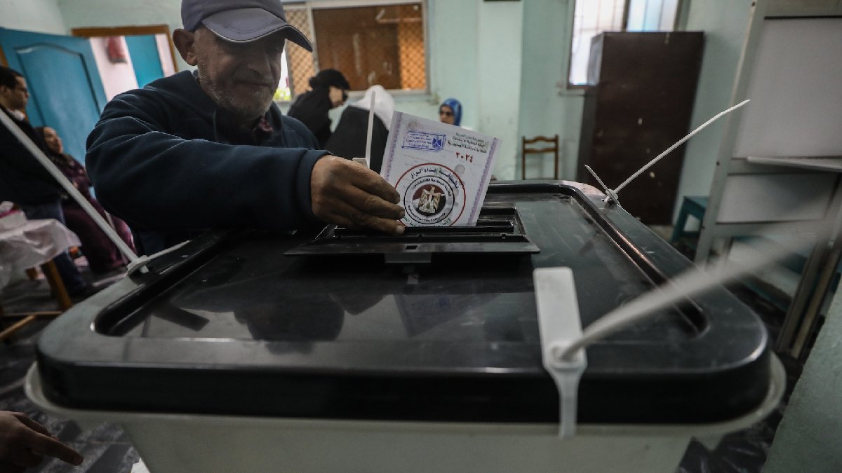 Mısırlılar cumhurbaşkanlığı için oy kullanıyor