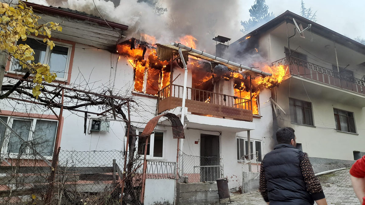 Bolu'da dört ev alev alev yandı