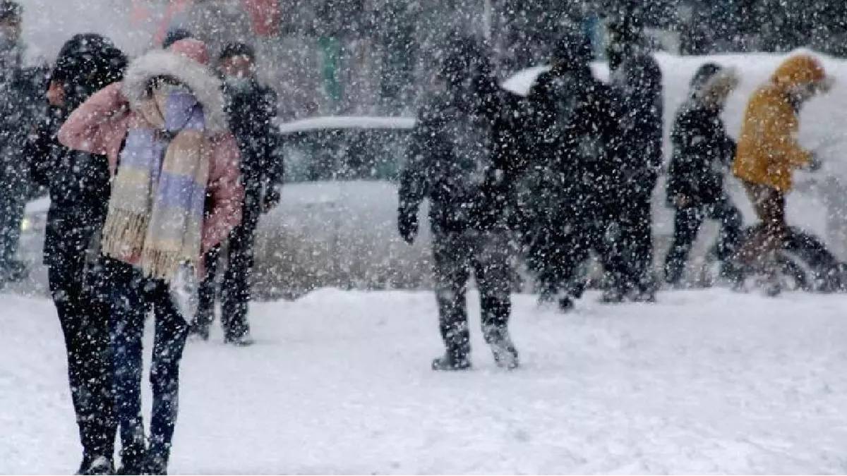 Meteoroloji 'Atkı ve bereleri hazırlayın' diyerek duyurdu! İstanbul'a kar yağışı için tarih belli oldu