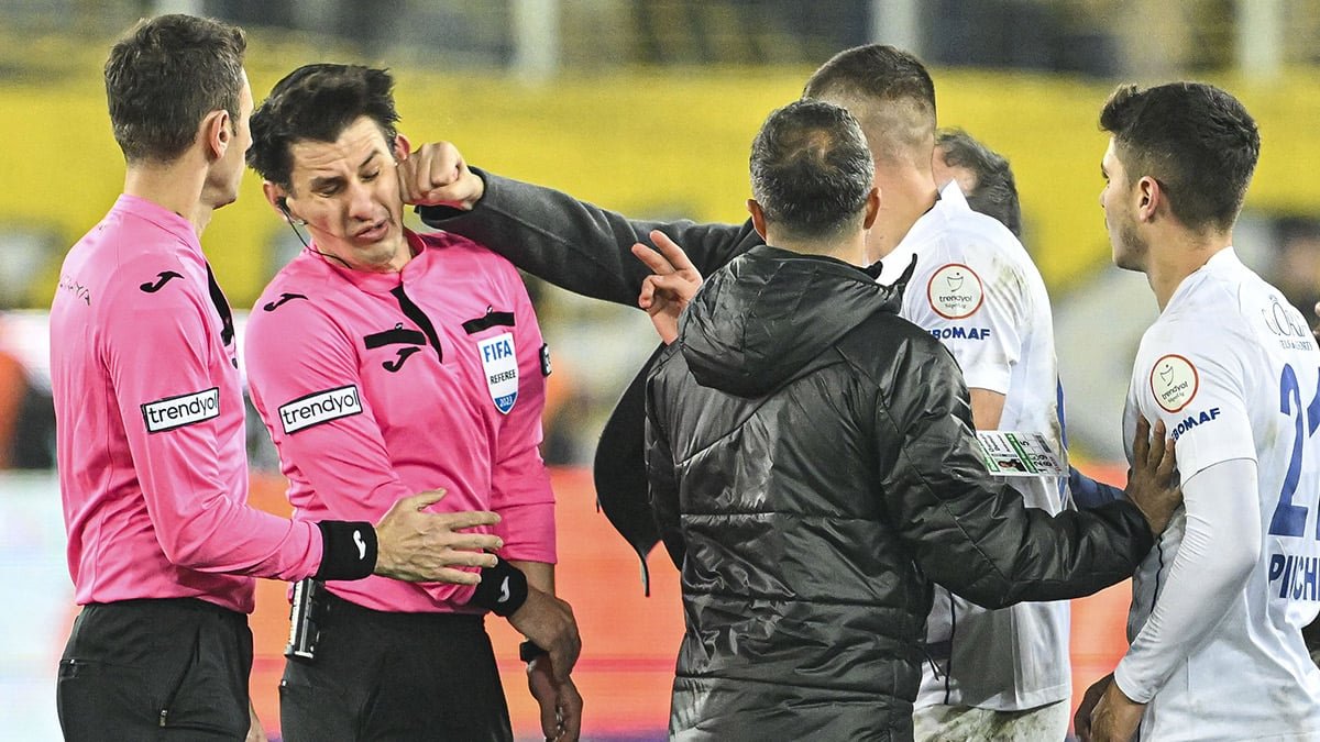 Sahada darp edilen Halil Umut Meler hakemliği bırakıyor: Bu iş bitti, benden bu kadar