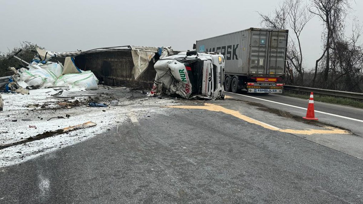 Anadolu Otoyolu'nda plastik granül yüklü TIR devrildi: Bölgenin bir bölümü trafiğe kapatıldı