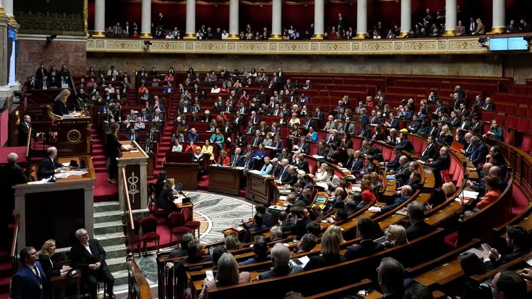 Macron'a karşı sağ ve sol birleşti: Göçmen yasası Meclis'e takıldı