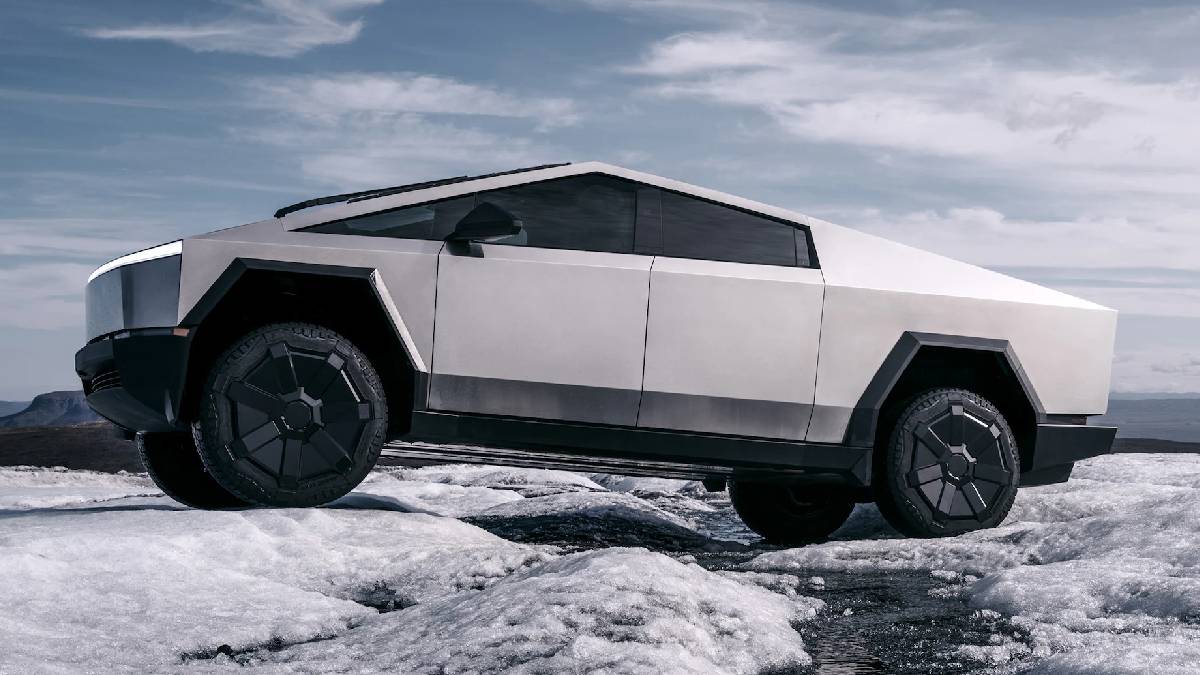 Tankı aratmayan Cybertruck’ın Türkiye fiyatı belli oldu! Yolda gören kenara çekilir: En üst versiyonu...